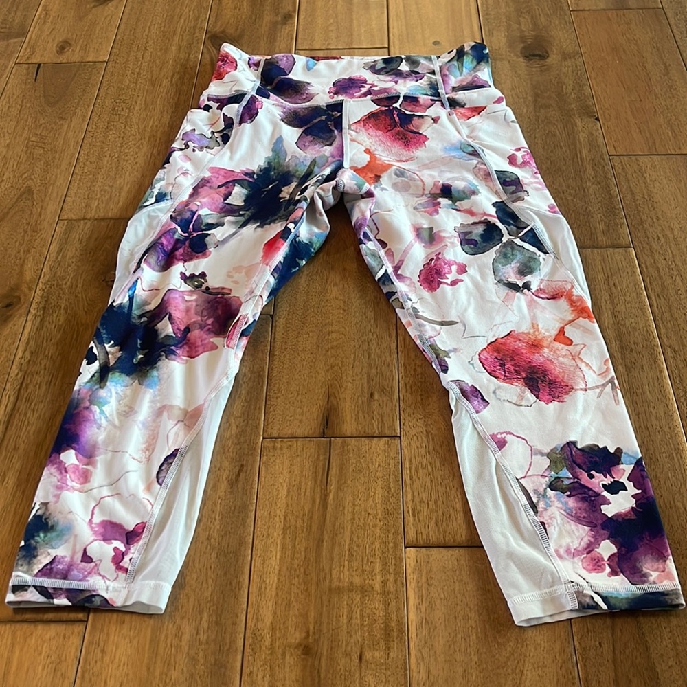 Gorgeous floral Capri workout leggings NWOT